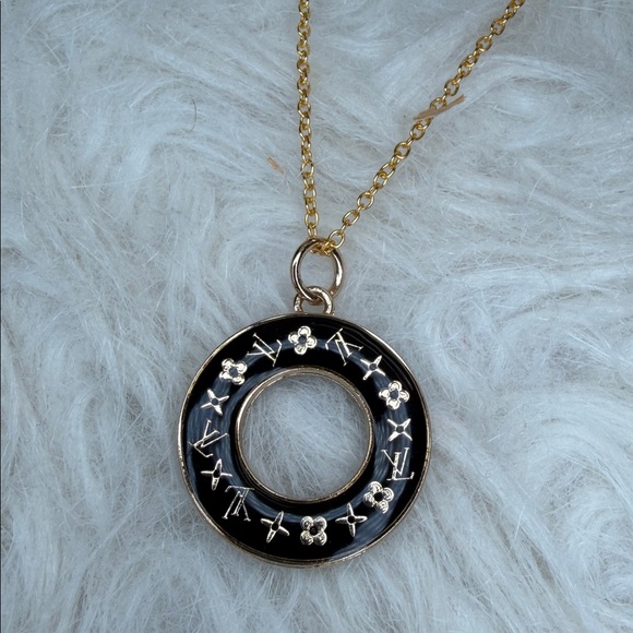 LV designer circle stainless gold necklace approximately 20 inches - Picture 4 of 4